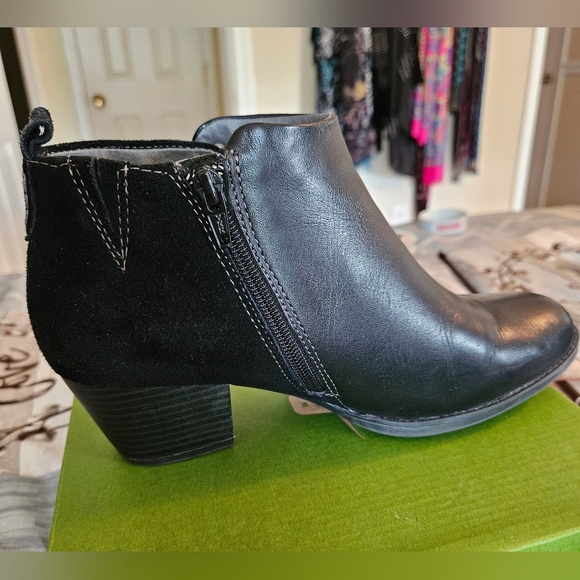 Earth Black Leather Boots - Picture 3 of 5